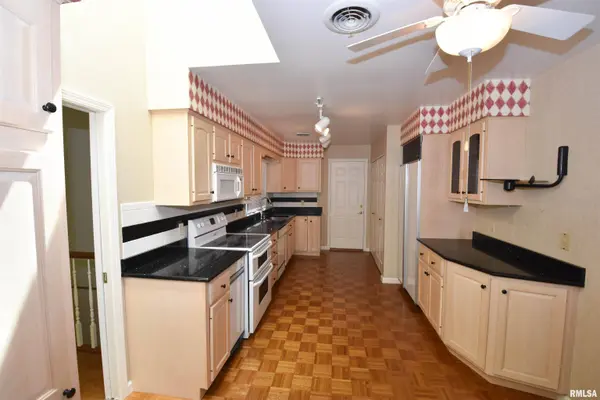 2528 W HIDDEN LAKE CT #8, Peoria, IL 61614