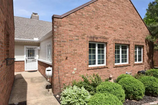 2528 W HIDDEN LAKE CT #8, Peoria, IL 61614