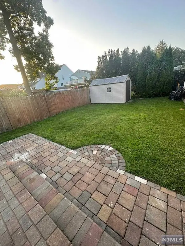 29 Grove ST, Bergenfield, NJ 07621