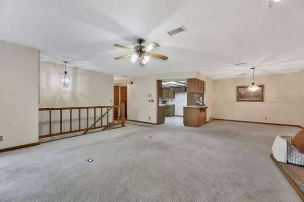 10205 W Alamo St, Wichita, KS 67212