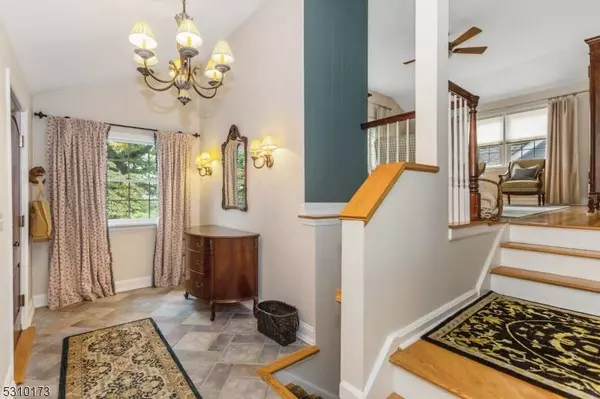 5 W Crest Trl, Kinnelon Boro, NJ 07405