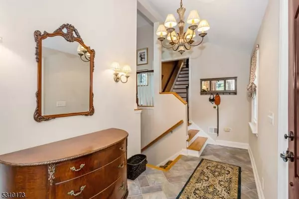 5 W Crest Trl, Kinnelon Boro, NJ 07405