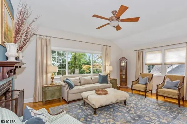 5 W Crest Trl, Kinnelon Boro, NJ 07405