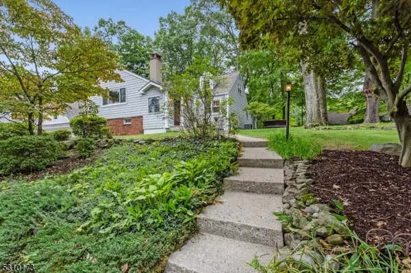 5 W Crest Trl, Kinnelon Boro, NJ 07405