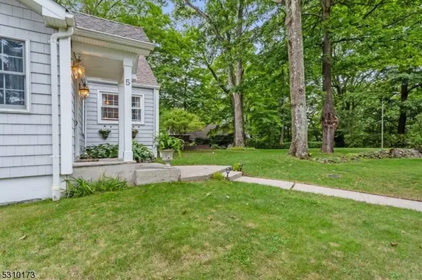 5 W Crest Trl, Kinnelon Boro, NJ 07405