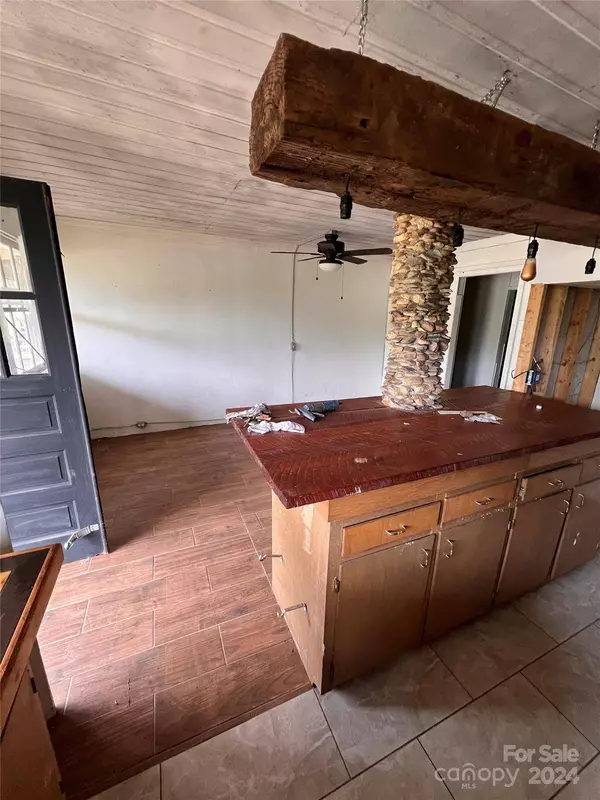 1801 Valway RD NW, Lenoir, NC 28645