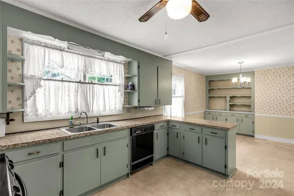 1643 Hillcrest AVE, Lancaster, SC 29720