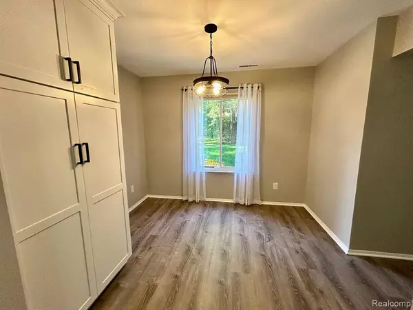 515 W HIGHLAND Road #E6, Howell, MI 48843