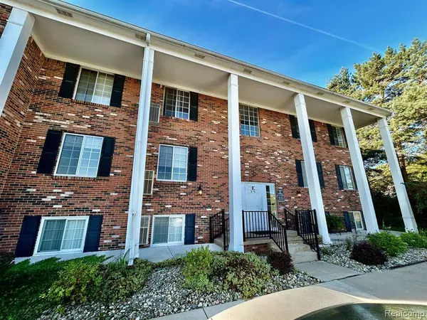 515 W HIGHLAND Road #E6, Howell, MI 48843