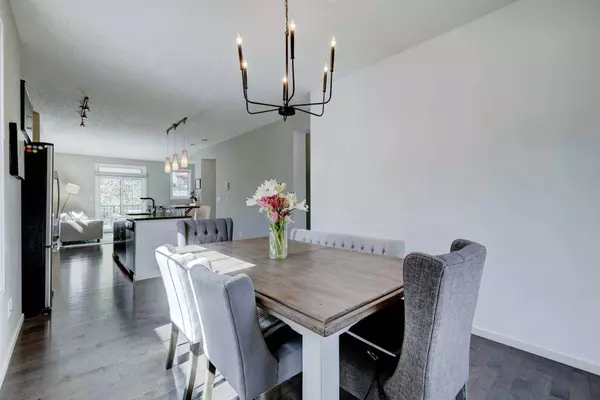 221 Ascot CIR SW, Calgary, AB T3H 0X2