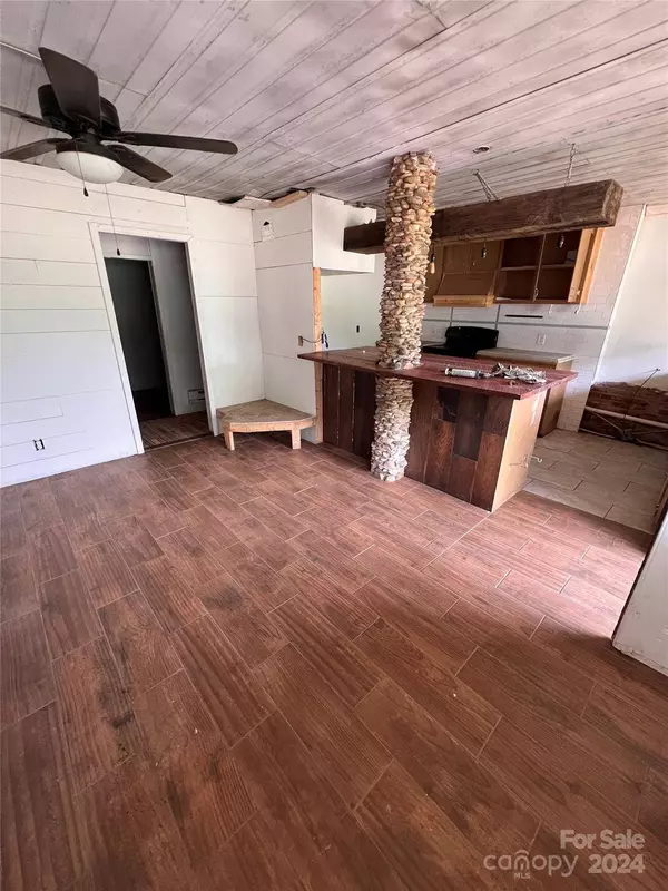 1801 Valway RD NW, Lenoir, NC 28645