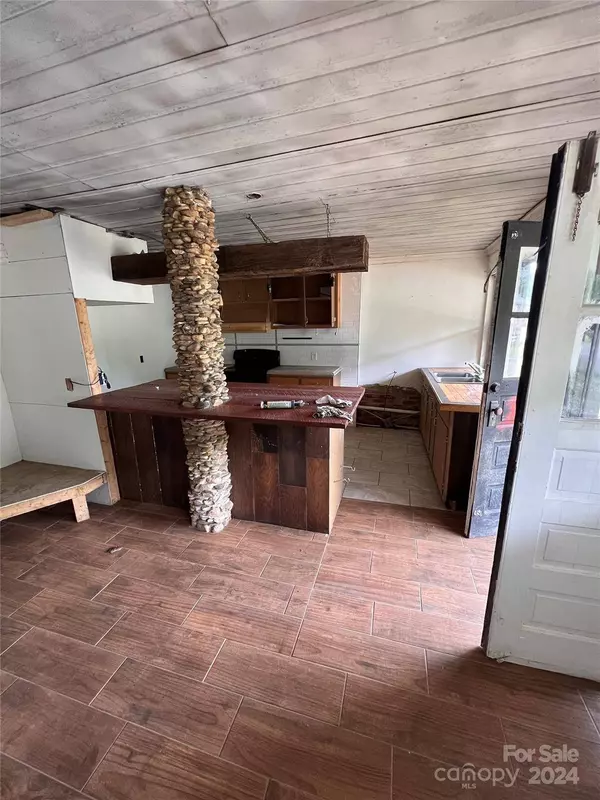 1801 Valway RD NW, Lenoir, NC 28645