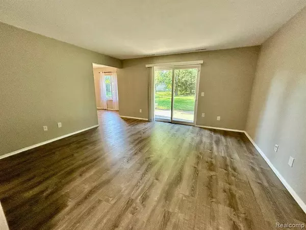 515 W HIGHLAND Road #E6, Howell, MI 48843