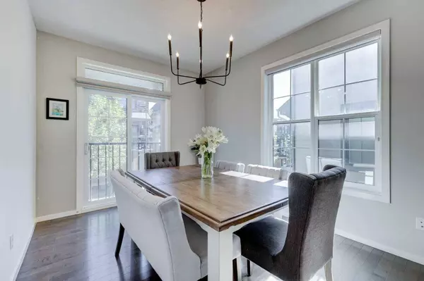 221 Ascot CIR SW, Calgary, AB T3H 0X2