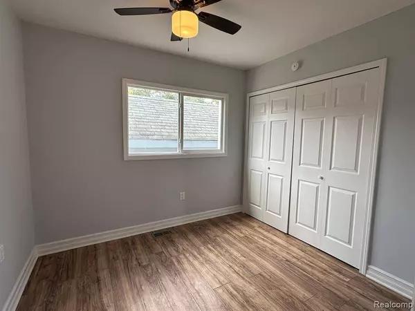 320 CHESTNUT Avenue, Hazel Park, MI 48030