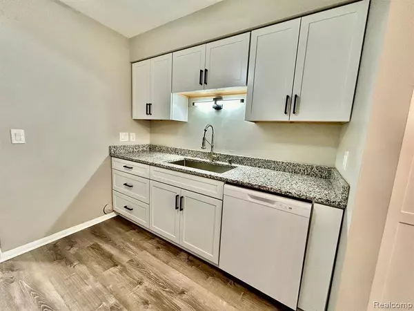 515 W HIGHLAND Road #E6, Howell, MI 48843