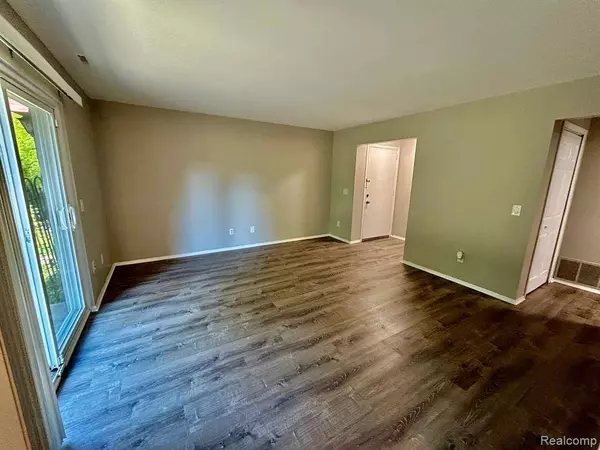 515 W HIGHLAND Road #E6, Howell, MI 48843