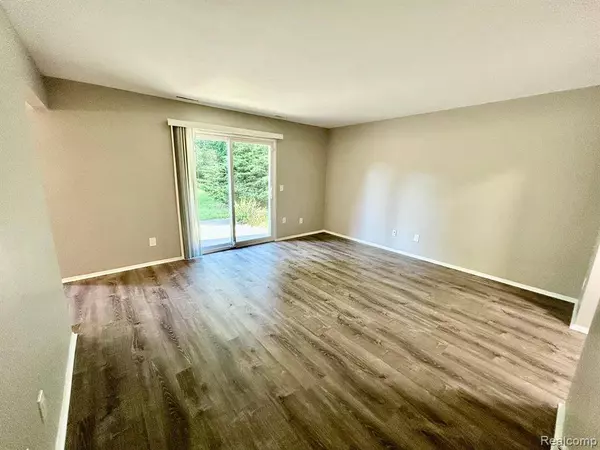 515 W HIGHLAND Road #E6, Howell, MI 48843