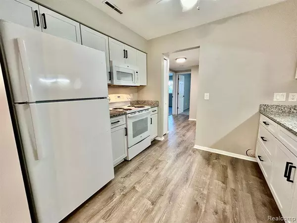 515 W HIGHLAND Road #E6, Howell, MI 48843