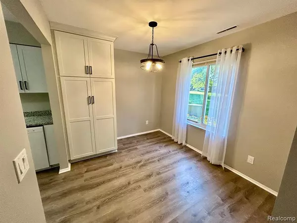 515 W HIGHLAND Road #E6, Howell, MI 48843