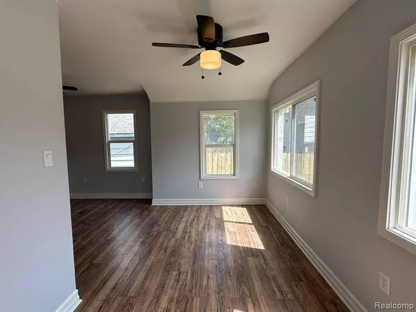 320 CHESTNUT Avenue, Hazel Park, MI 48030