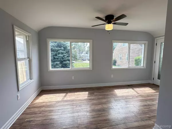 320 CHESTNUT Avenue, Hazel Park, MI 48030