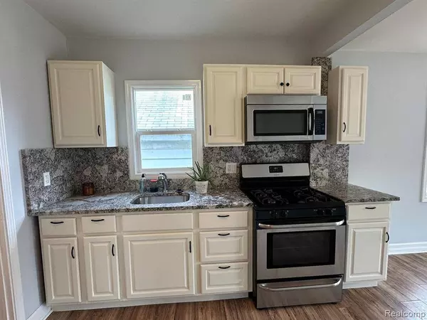 320 CHESTNUT Avenue, Hazel Park, MI 48030