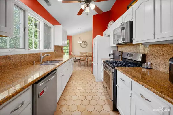 1128 Foxtail CT #1128, Darien, IL 60561