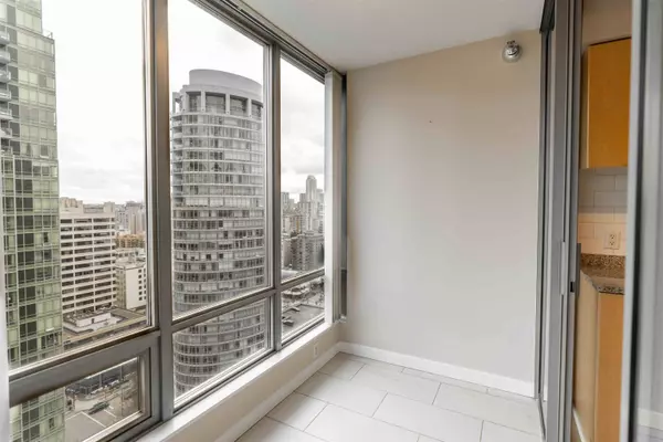 1288 W GEORGIA ST #2504, Vancouver, BC V6E 4R3