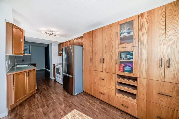 4810 40 AVE SW #23, Calgary, AB T3E 1E5