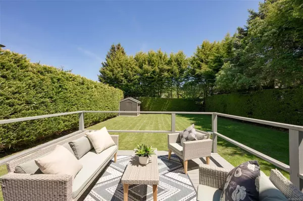 1665 Foul Bay Rd, Oak Bay, BC V5R 5A2