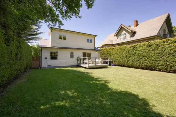 1665 Foul Bay Rd, Oak Bay, BC V5R 5A2