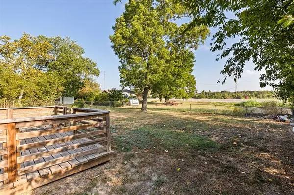 609 E Pine Street, West, TX 76691