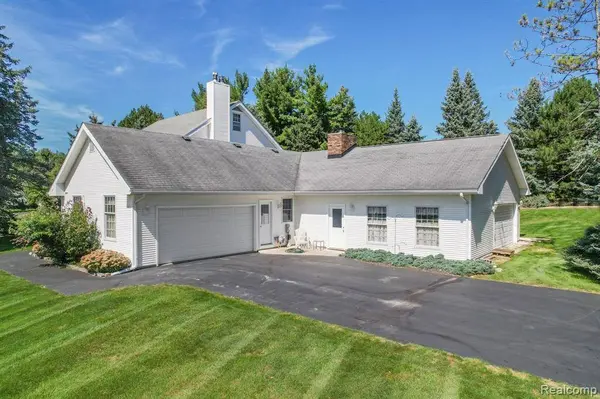 9436 Blueberry Hill, Howell, MI 48843