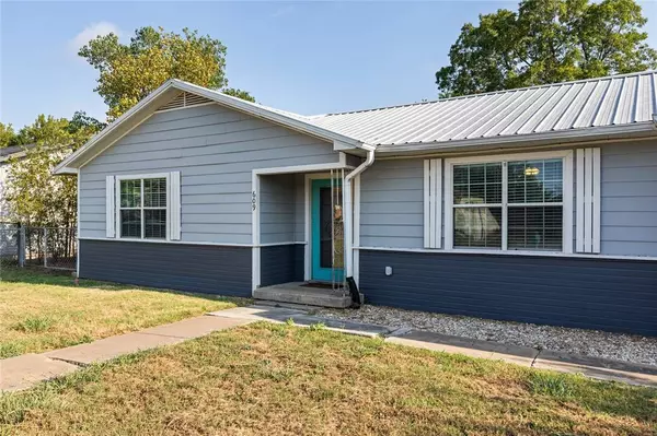 609 E Pine Street, West, TX 76691