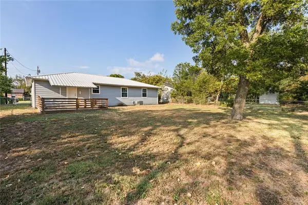 609 E Pine Street, West, TX 76691