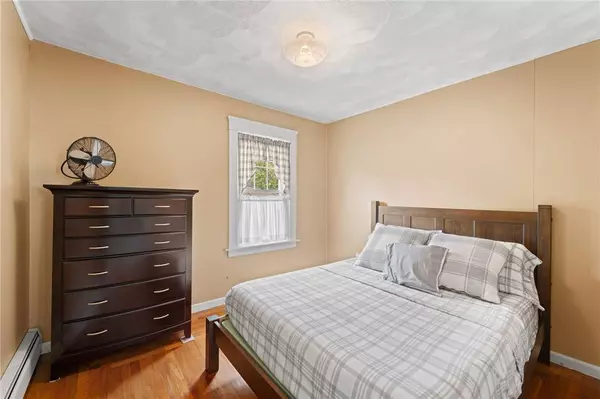 15 Locust AVE, North Providence, RI 02911