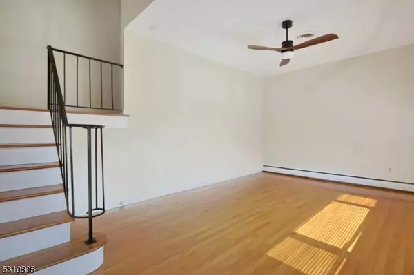 67 Pine St, Newton Town, NJ 07860