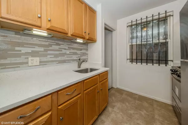 3813 S Calumet AVE, Chicago, IL 60653