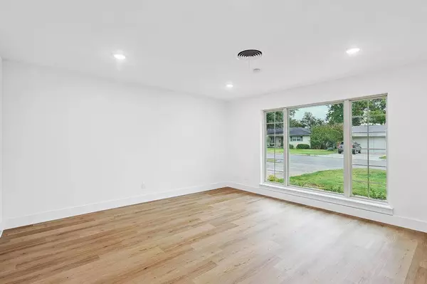 6032 Worrell Drive, Fort Worth, TX 76133