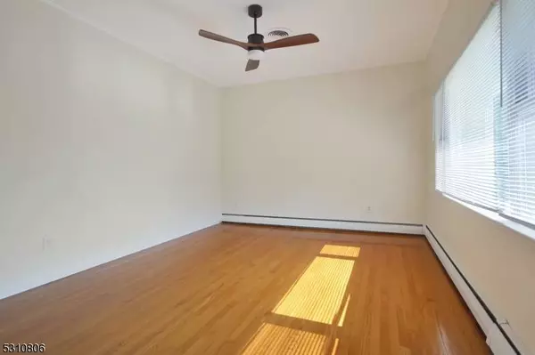 67 Pine St, Newton Town, NJ 07860