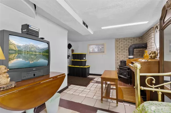 7706 17th AVE SW, Seattle, WA 98106