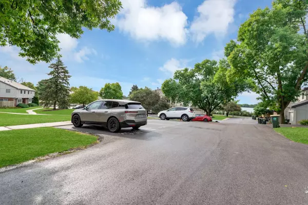 862 Bristol DR, Barrington, IL 60010