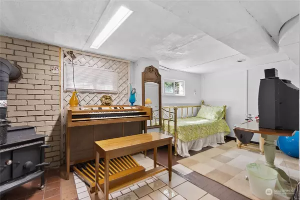 7706 17th AVE SW, Seattle, WA 98106