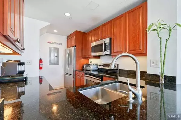 600 Harbor BLVD # 1068, Weehawken, NJ 07086