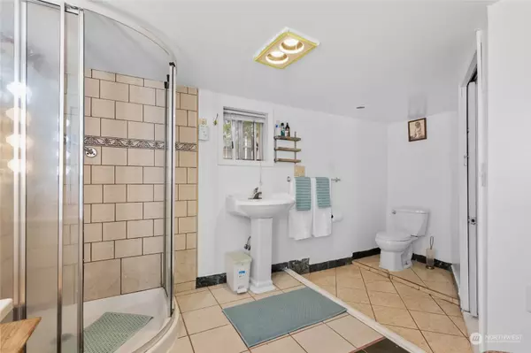 7706 17th AVE SW, Seattle, WA 98106