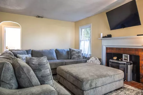 587 Granby Rd, Chicopee, MA 01013