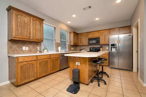 2737 Lynx Lane, Fort Worth, TX 76244