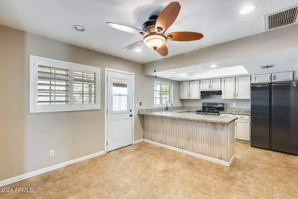 812 W KIOWA Circle, Mesa, AZ 85210