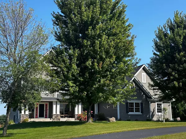 450 Bluebird DR N, Saint Joseph Twp, WI 54016